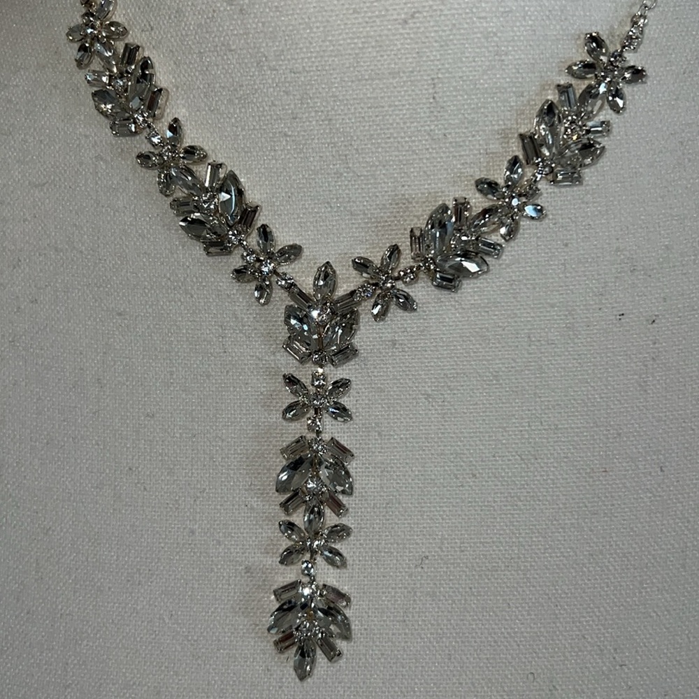 NWOT Dillards clear rhinestones necklace!  Perfect condition, adjustable!
